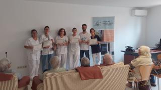 profesionales durante una sesión con una de las residencias de su ámbito de trabajo